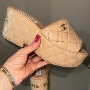 CHANEL DAD Sandals CC logo Quilted leather platform slides sz 39